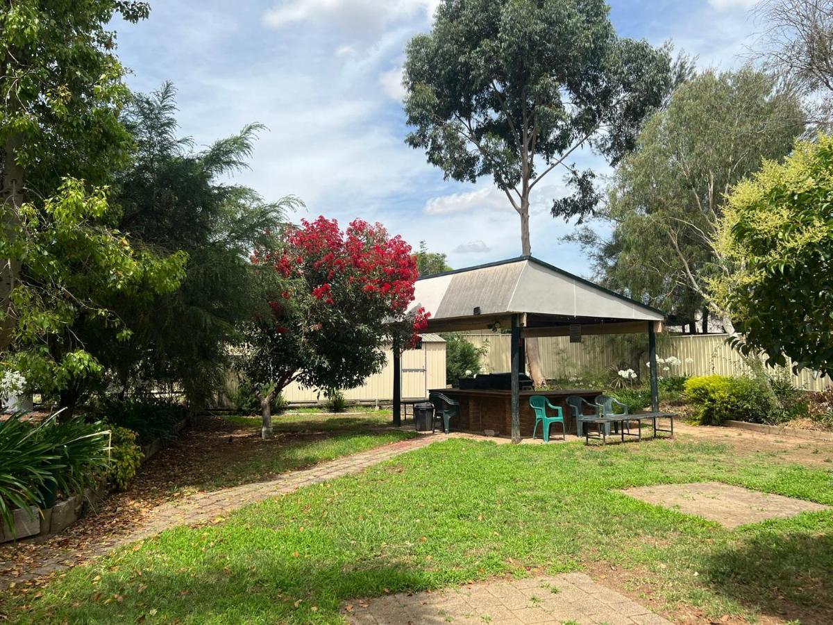 Executive Hideaway Aparthotel Benalla Exterior photo